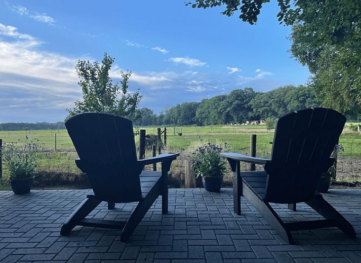 Moderne Kueche im Ferienhaus in Ermelo, Veluwe, Gelderland mit Holzdecke.