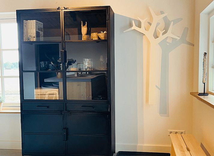 Blumen auf der Terrasse des Ferienhauses in Ermelo, Veluwe, Gelderland.