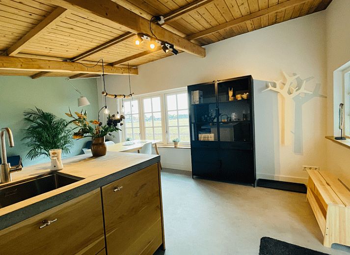 Wein und Glaeser auf dem Tisch im Ferienhaus in Ermelo, Veluwe, Gelderland.