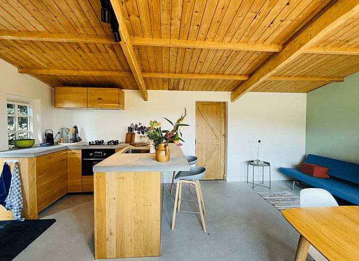 Wein und Glaeser auf dem Tisch im Ferienhaus in Ermelo, Veluwe, Gelderland.