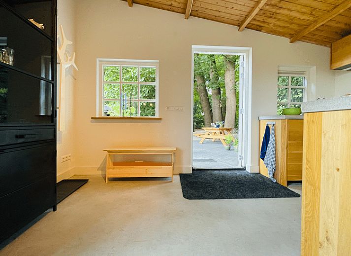 Wein und Glaeser auf dem Tisch im Ferienhaus in Ermelo, Veluwe, Gelderland.