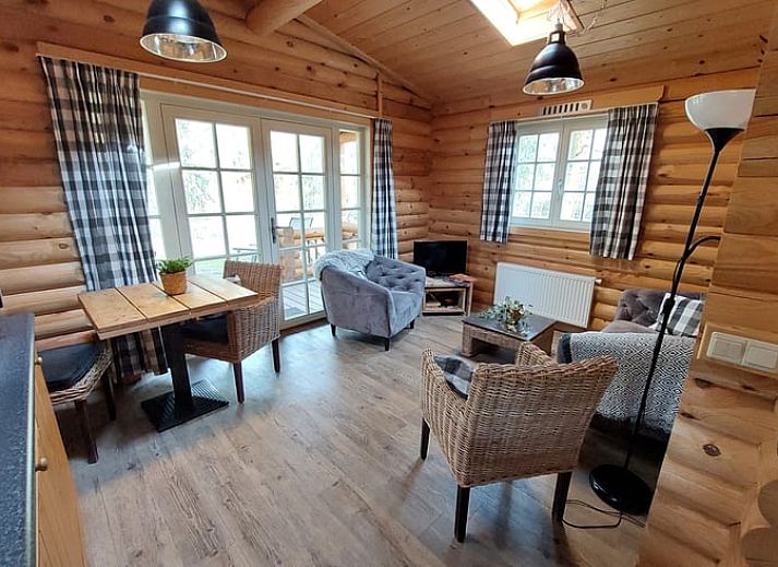 Rustikales Holzhaus in Ermelo, Veluwe, mit Veranda und Liegestuehlen inmitten der Natur in Gelderland.