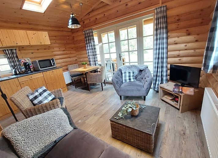 Ferienhaus in Ermelo, ein charmantes Ferienhaus in den Waeldern der Veluwe in Gelderland, mit einer einladenden Terrasse inmitten der Natur.