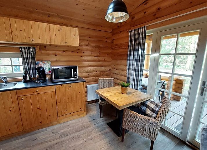 Ferienhaus in Ermelo, ein charmantes Ferienhaus in den Waeldern der Veluwe in Gelderland, mit einer einladenden Terrasse inmitten der Natur.