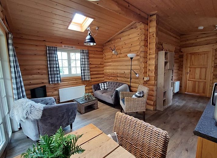 Ferienhaus in Ermelo, ein charmantes Ferienhaus in den Waeldern der Veluwe in Gelderland, mit einer einladenden Terrasse inmitten der Natur.