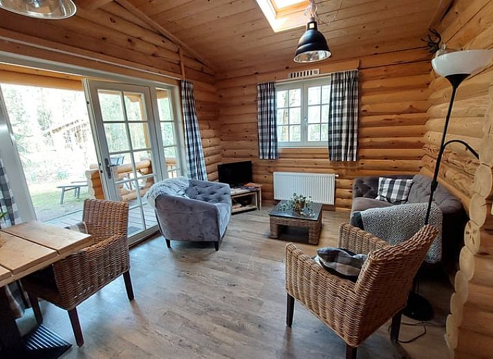 Ferienhaus in Ermelo, ein charmantes Ferienhaus in den Waeldern der Veluwe in Gelderland, mit einer einladenden Terrasse inmitten der Natur.