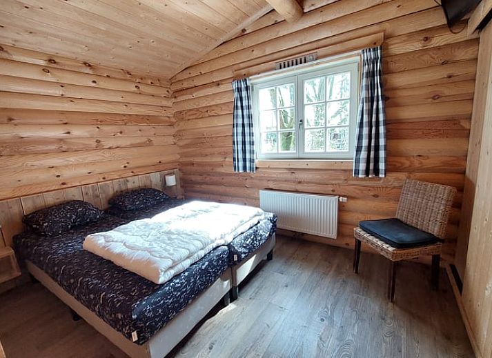 Ferienhaus in Ermelo, ein charmantes Ferienhaus in den Waeldern der Veluwe in Gelderland, mit einer einladenden Terrasse inmitten der Natur.