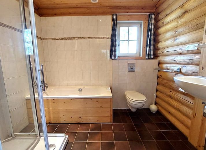 Geniessen Sie die waldige Aussicht von der Veranda des Huisje in Ermelo, einem gemuetlichen Ferienhaus an der Veluwe in Gelderland.