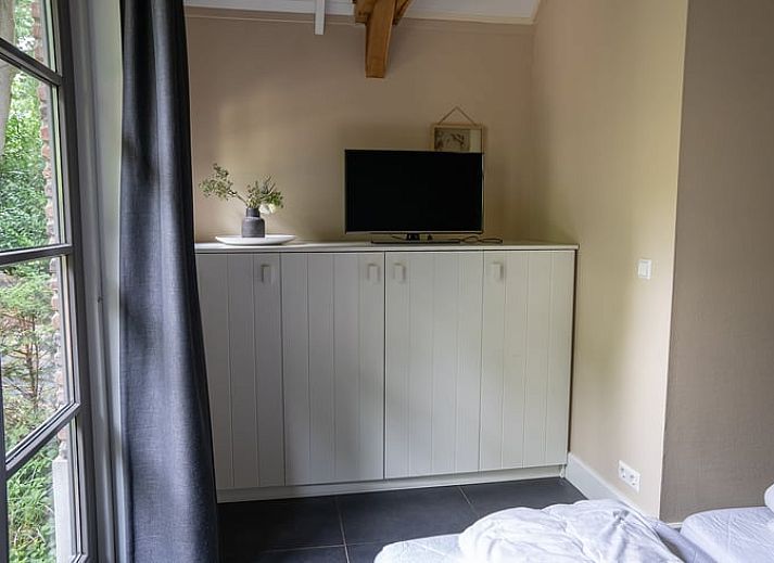 Comfortable living room in Cottage in Ermelo, vacation home in Veluwe, Gelderland overlooking the garden.