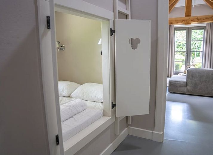 Comfortable living room in Cottage in Ermelo, vacation home in Veluwe, Gelderland overlooking the garden.