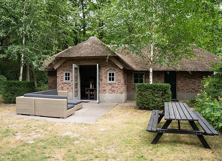 Comfortable living room in Cottage in Ermelo, vacation home in Veluwe, Gelderland overlooking the garden.
