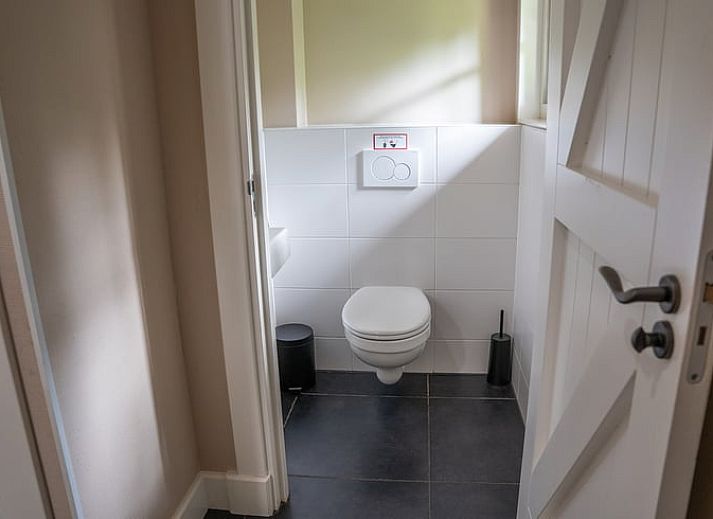 Comfortable living room in Cottage in Ermelo, vacation home in Veluwe, Gelderland overlooking the garden.