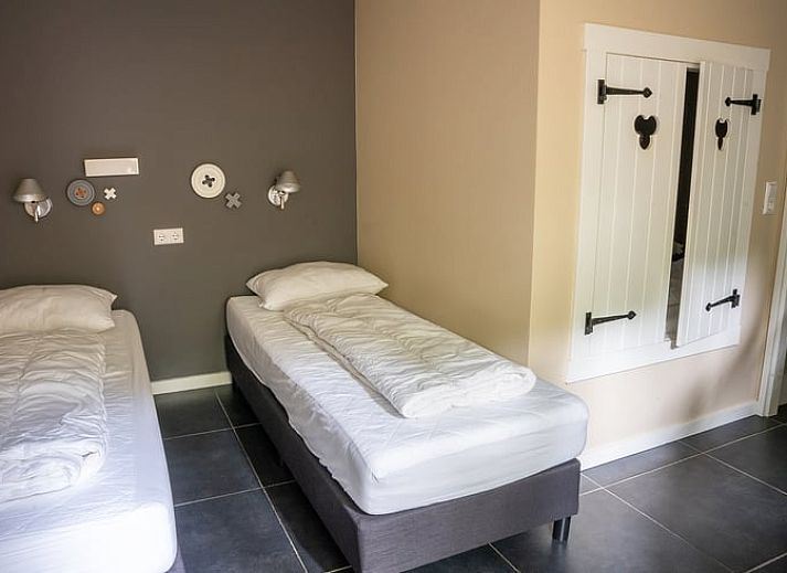 Modern kitchen and dining area in Cottage in Ermelo, vacation home in Veluwe, Gelderland with open layout.