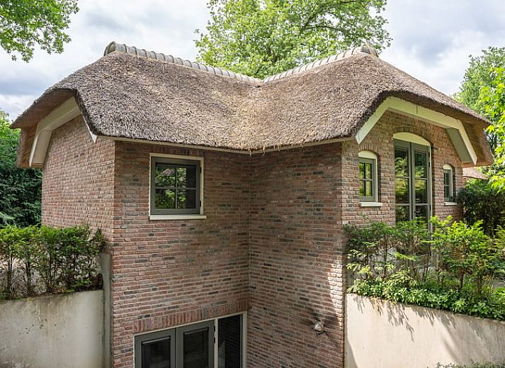 Modern kitchen and dining area in Cottage in Ermelo, vacation home in Veluwe, Gelderland with open layout.