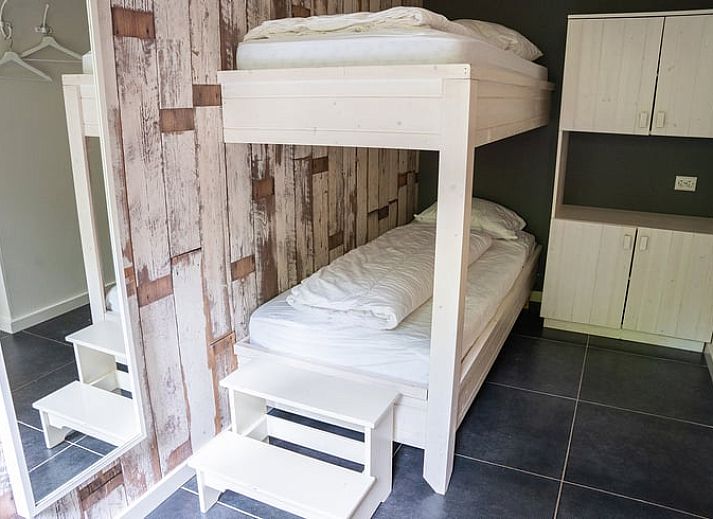 Dining area overlooking nature in Cottage in Ermelo, vacation home in Veluwe, Gelderland.