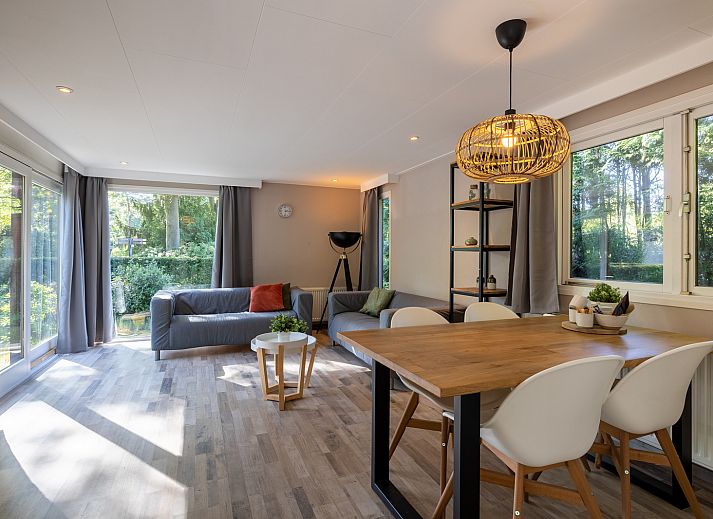 Tiny Lodge Ferienhaus in Harderwijk, Veluwe, Gelderland mit moderner Holzfassade und grossem Garten.