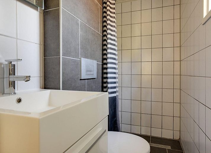 Charmante Glamping Lodge Tiny Lodge in Harderwijk, Veluwe, Gelderland, umgeben von viel Gruen und Ruhe.