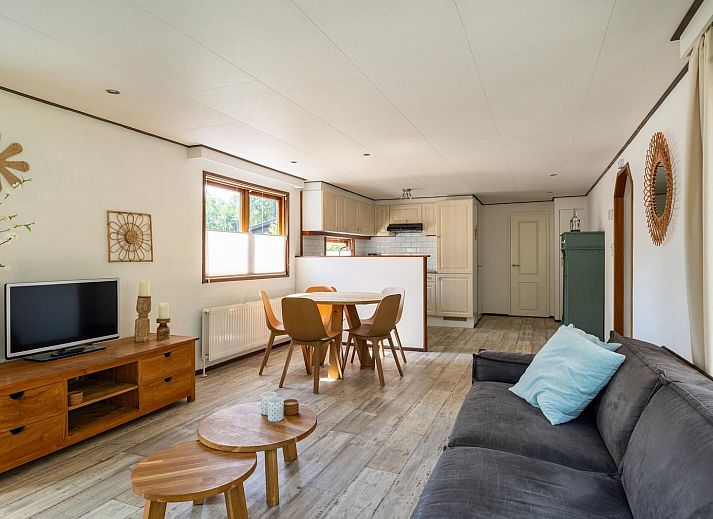 Bedroom with bunk beds in Heath Lodge, Veluwe vacation home.