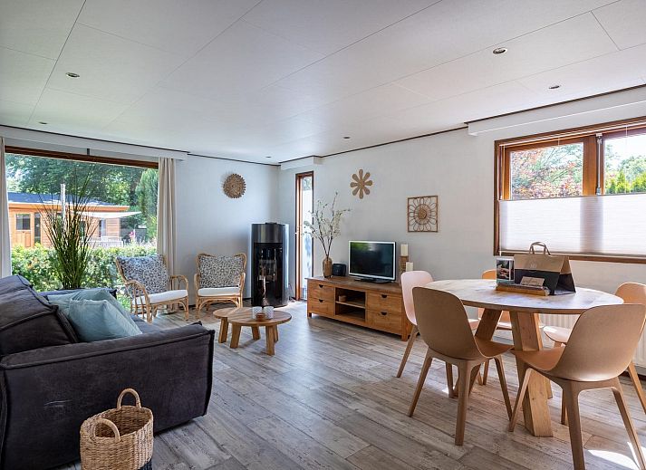 Bedroom with bunk beds in Heath Lodge, Veluwe vacation home.