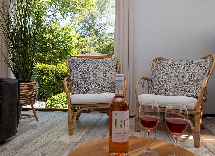 Bedroom with bunk beds in Heath Lodge, Veluwe vacation home.