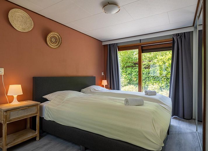 Bedroom with bunk beds in Heath Lodge, Veluwe vacation home.