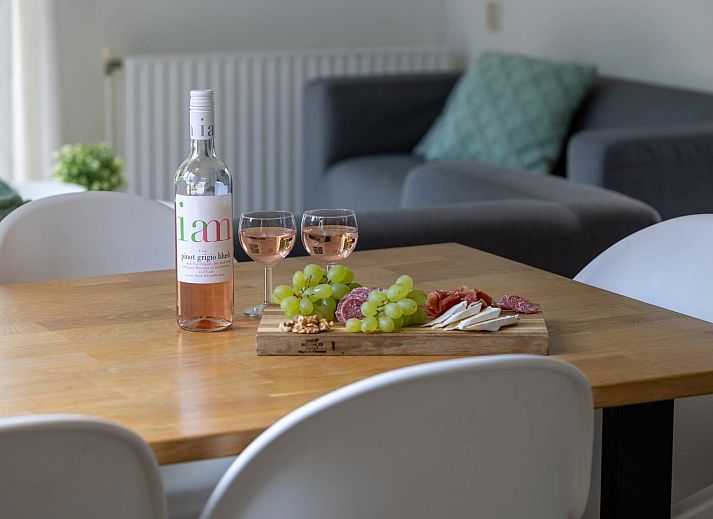 Cozy Lodge vacation home in Harderwijk, Veluwe, Gelderland with sunny terrace and green garden.