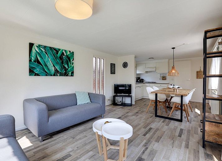 Flowers and wooden poles in the garden of Cozy Lodge in Harderwijk, Veluwe, Gelderland.