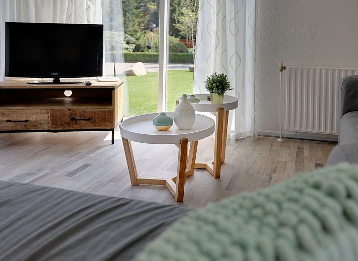Flowers and wooden poles in the garden of Cozy Lodge in Harderwijk, Veluwe, Gelderland.