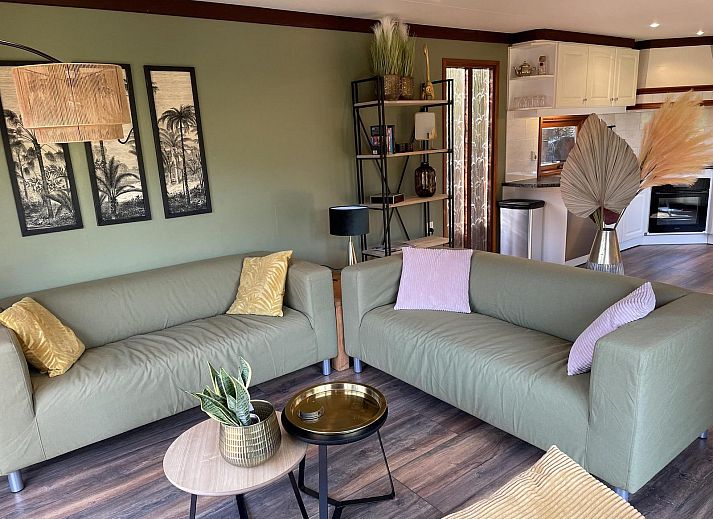 Front of Cozy Lodge vacation home in Harderwijk, Veluwe, Gelderland with large tree.