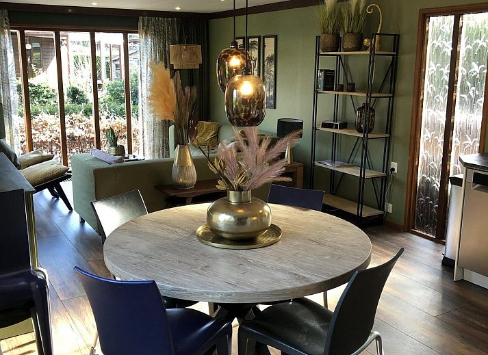 Front of Cozy Lodge vacation home in Harderwijk, Veluwe, Gelderland with large tree.