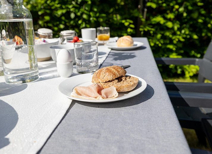 Front of Cozy Lodge vacation home in Harderwijk, Veluwe, Gelderland with large tree.