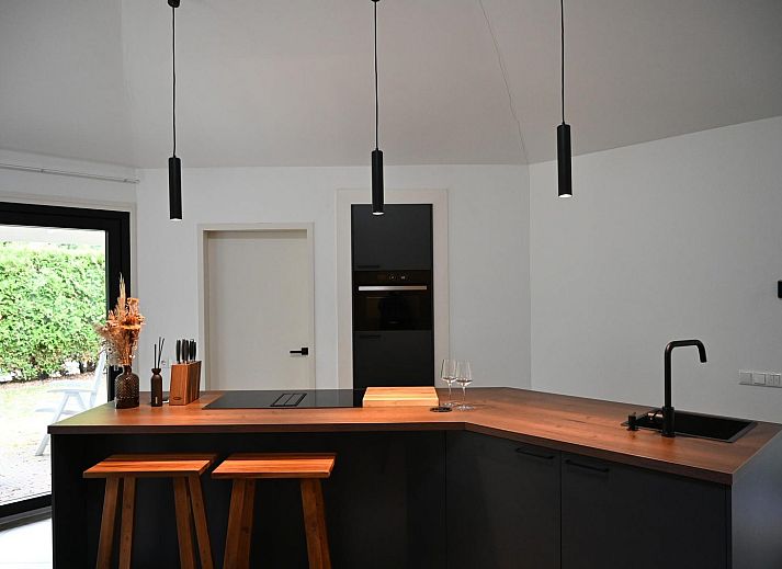 Gezellige zithoek met open haard in Bungalow Deluxe 4p, Harderwijk, Veluwe.