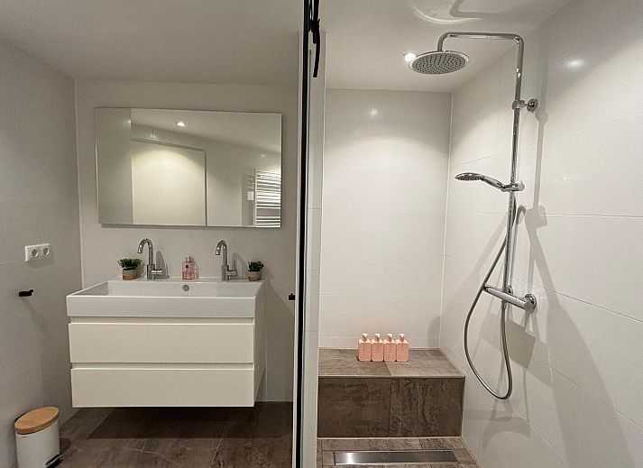 Gezellige zithoek met open haard in Bungalow Deluxe 4p, Harderwijk, Veluwe.