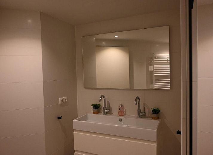 Gezellige zithoek met open haard in Bungalow Deluxe 4p, Harderwijk, Veluwe.