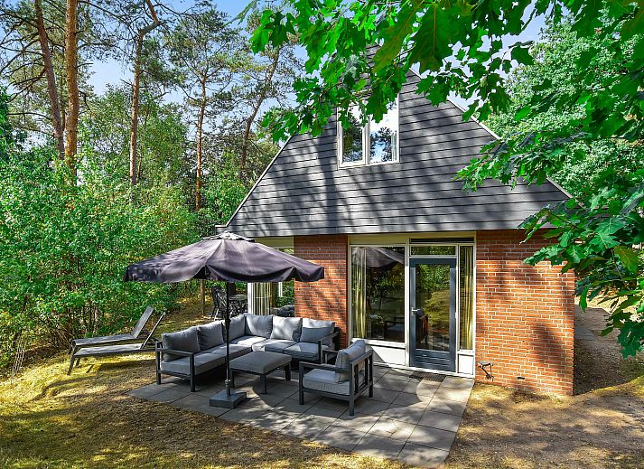 Miggelenberg 6-persoons bungalow 6CE1 in Hoenderloo met terras en omringd door de Veluwse bossen.