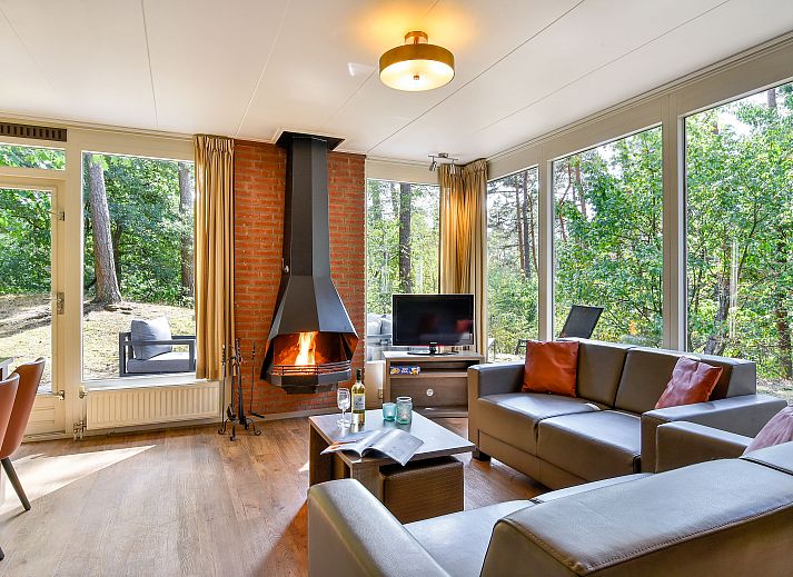 Miggelenberg 6-persoons bungalow 6CE1 in Hoenderloo met terras en omringd door de Veluwse bossen.