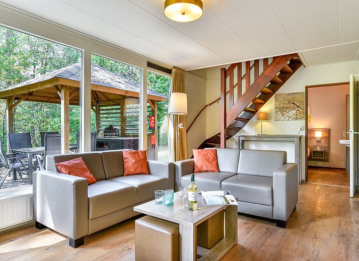 Miggelenberg 6-persoons bungalow 6CE1 in Hoenderloo met terras en omringd door de Veluwse bossen.