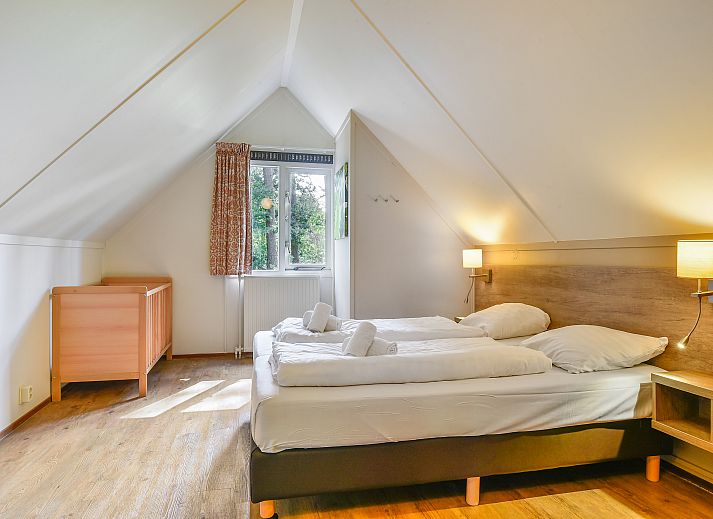 Comfortabele zithoek met open haard in Miggelenberg 6-persoons bungalow, Hoenderloo, Veluwe.