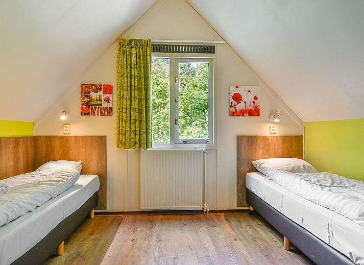 Comfortabele zithoek met open haard in Miggelenberg 6-persoons bungalow, Hoenderloo, Veluwe.