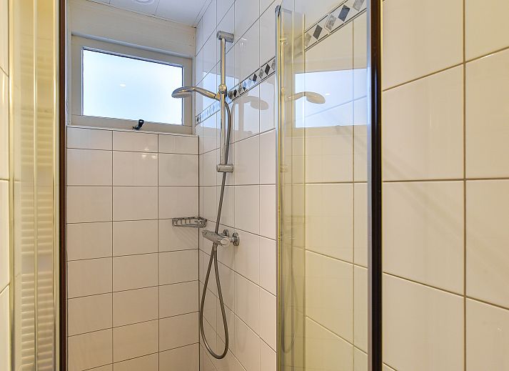 Comfortabele zithoek met open haard in Miggelenberg 6-persoons bungalow, Hoenderloo, Veluwe.