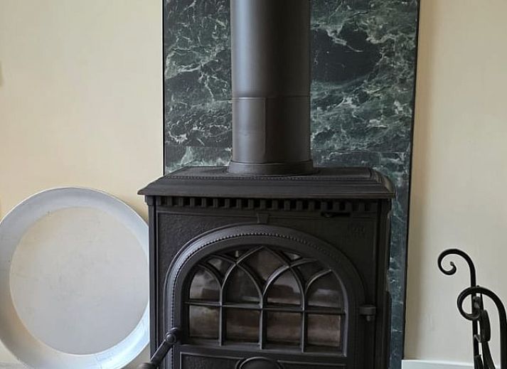 Vakantiehuis in Hoenderloo op de Veluwe, Gelderland, met gezellige veranda en groene omgeving.