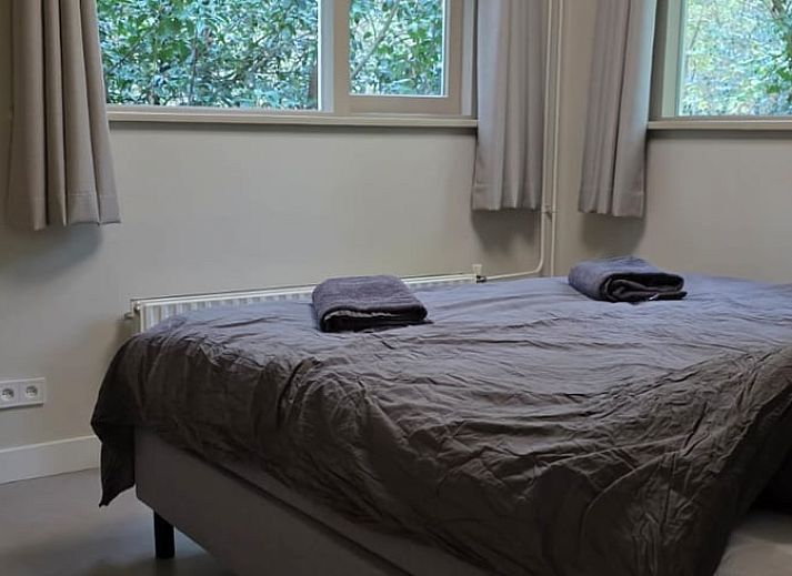 Vakantiehuis in Hoenderloo op de Veluwe, Gelderland, met gezellige veranda en groene omgeving.