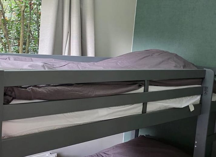 Gezellige woonkamer in Vakantiehuis in Hoenderloo, Veluwe, met moderne keuken en comfortabele zithoek in Gelderland.