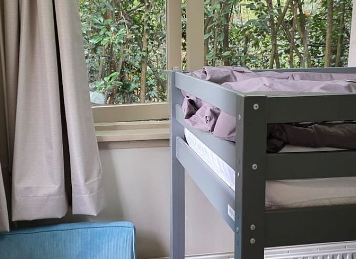 Gezellige woonkamer in Vakantiehuis in Hoenderloo, Veluwe, met moderne keuken en comfortabele zithoek in Gelderland.