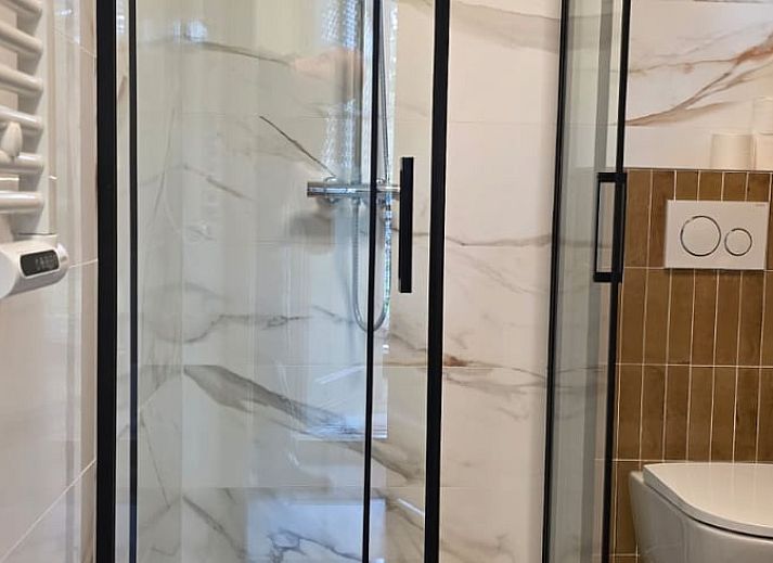 Gezellige woonkamer in Vakantiehuis in Hoenderloo, Veluwe, met moderne keuken en comfortabele zithoek in Gelderland.