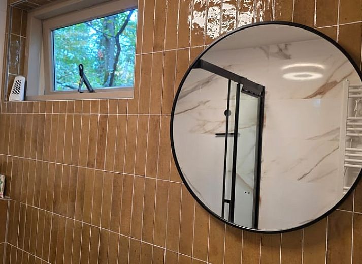 Gezellige woonkamer in Vakantiehuis in Hoenderloo, Veluwe, met moderne keuken en comfortabele zithoek in Gelderland.