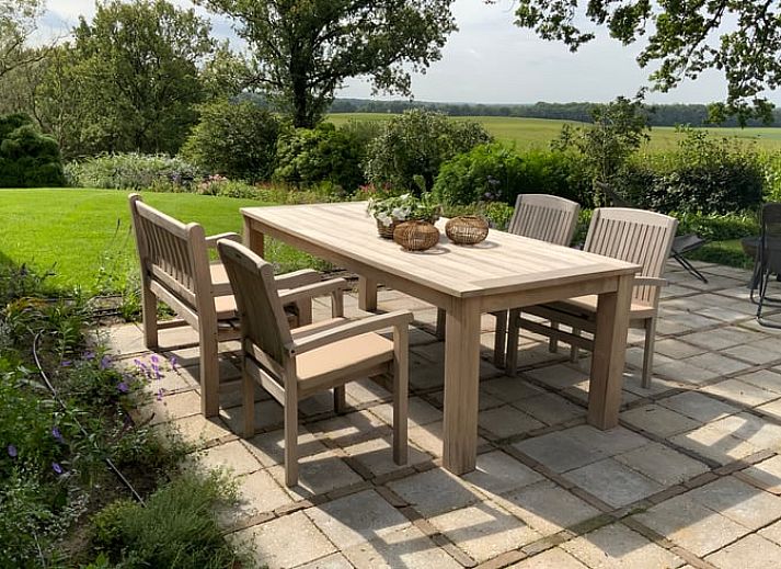 Charmantes Cottage in Hoenderloo in der Veluwe, umgeben von Baeumen in Gelderland.