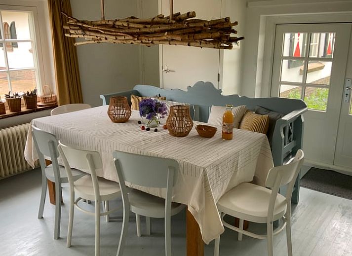 Pfad entlang Cottage in Hoenderloo in der Veluwe, umgeben von gruener Natur in Gelderland.