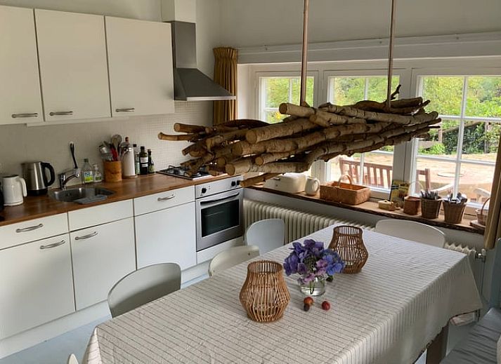 Sitzecke mit Feuerkorb im Huisje in Hoenderloo, Ferienhaus in der Natur von Gelderland.