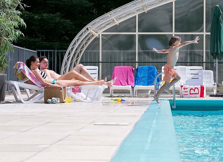 Vrijstaande woning in Hoenderloo op de Veluwe, Gelderland, omgeven door groene natuur en bloeiende planten, ideaal vakantiehuis voor rustzoekers.